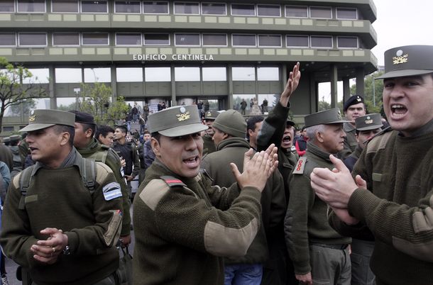 El Gobierno oficializó la suba salarial para los militares