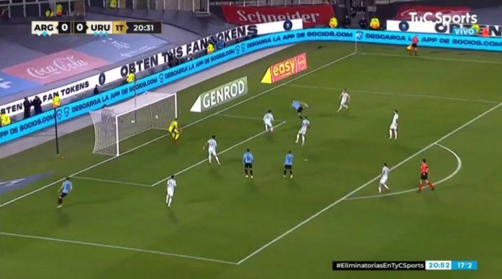 VIDEO: Las increíbles atajadas de Dibu Martínez a Luis Suárez