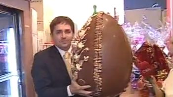 blooper de pascuas: en un movil de c5n rompieron un huevo de 3500 pesos blooper de pascuas: en un movil de c5n rompieron un huevo de 3500 pesos