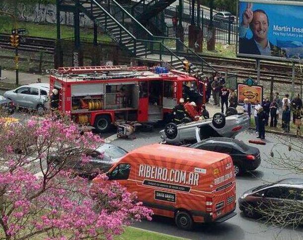 Choque, vuelco y demoras en Avenida del Libertador