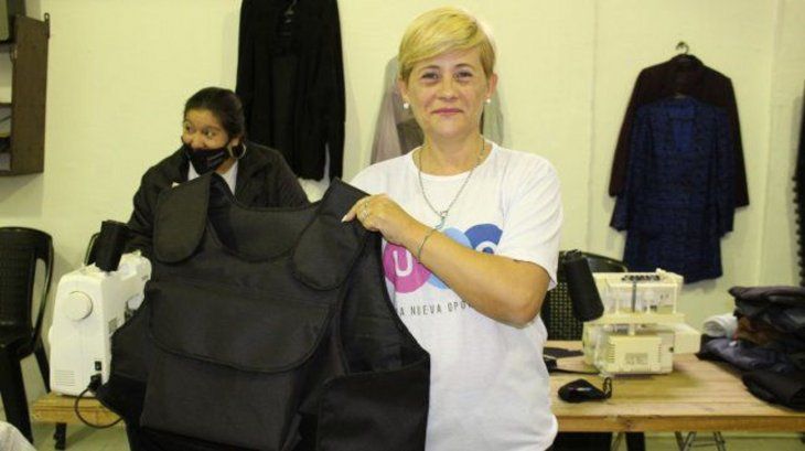 Precandidata de Juntos por el Cambio en Rosario reparte chalecos antibalas a los votantes