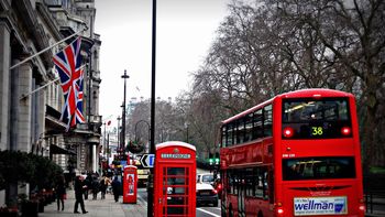 Los jóvenes uruguayos podrán vivir y trabajar en Reino Unido por dos años. Los jóvenes uruguayos podrán vivir y trabajar en Reino Unido por dos años.
