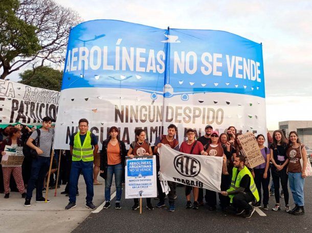 Trabajadores tercerizados de Aerolíneas Argentinas protestan frente a Aeroparque