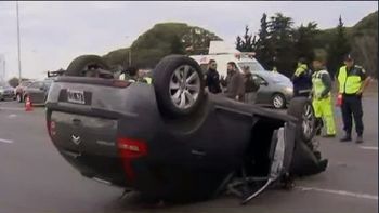 Uno de los autos volcados en la Panamericana Uno de los autos volcados en la Panamericana