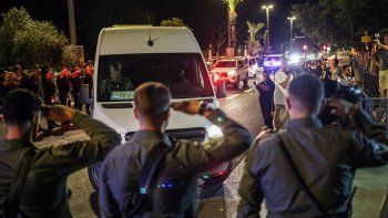 hamas entrego el cuerpo de un rehen fallecido a israel: buscan identificarlo hamas entrego el cuerpo de un rehen fallecido a israel: buscan identificarlo