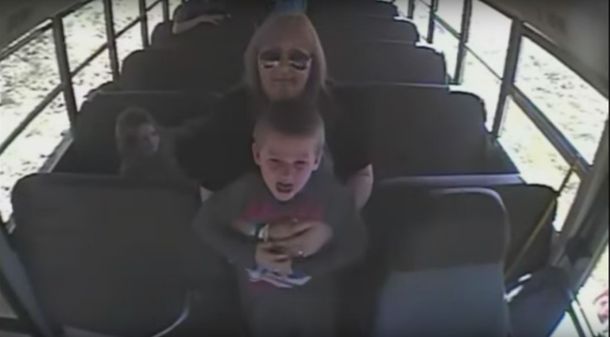VIDEO: Un nene se atragantaba con una moneda y lo salvó la conductora del colectivo
