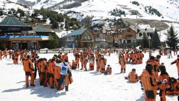 viaje de egresados: una estudiante denuncio que la abusaron cuatro jovenes en bariloche viaje de egresados: una estudiante denuncio que la abusaron cuatro jovenes en bariloche