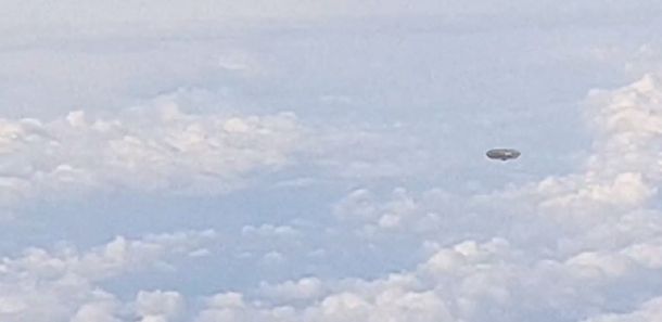 Una pasajero de un avión asegura haber filmado un ovni