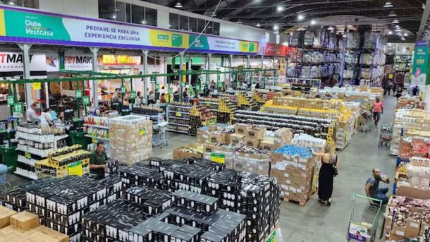 Vestcasa es una cadena brasileña de outlets. Vestcasa es una cadena brasileña de outlets.