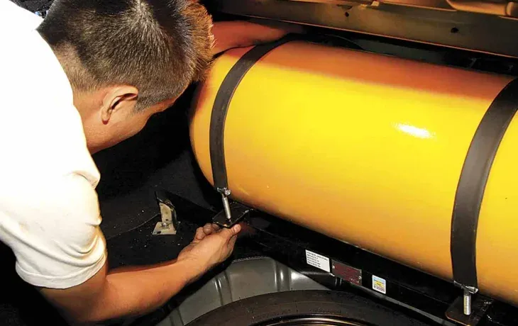 Aumentó la nafta: cuánto cuesta convertir el auto a GNC