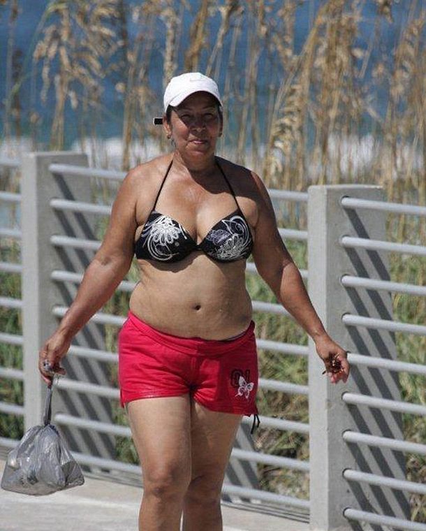 Detienen a una mujer por hacer surf sobre un manatí