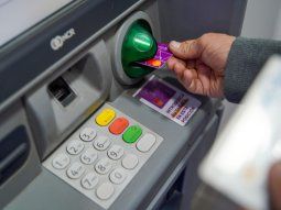 Bancos cobran $5.000 por retirar efectivo de cajeros automáticos