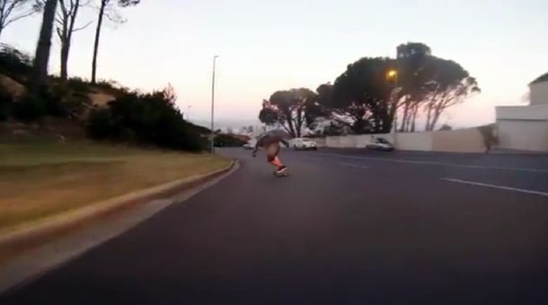 VIDEO: Un arriesgado skater circula a alta velocidad por una ruta