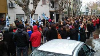 salvaje agresion a una docente en zarate: le desfiguraron la cara por sacarle el celular a una alumna en clase salvaje agresion a una docente en zarate: le desfiguraron la cara por sacarle el celular a una alumna en clase