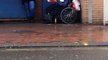 por esta foto que se hizo viral en facebook, una cuidadora fue despedida por esta foto que se hizo viral en facebook, una cuidadora fue despedida