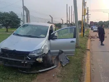 Un borracho chocó a un auto y embistió a un ciclista