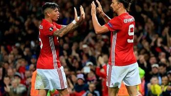 La celebración entre Rojos e Ibrahimovic tras el gol del argentino La celebración entre Rojos e Ibrahimovic tras el gol del argentino