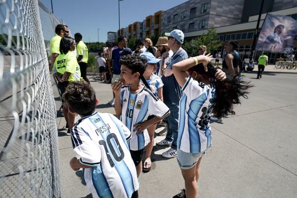 Banderazo argentino en Kansas: los hinchas ya viven la previa del debut ante Argelia
