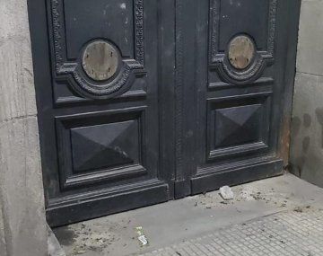 Cayeron los roba bronce: se habían llevado históricos llamadores de la Bolsa de Comercio