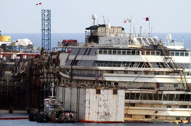 Reflotaron el crucero Costa Concordia y lo trasladarán para su desguace