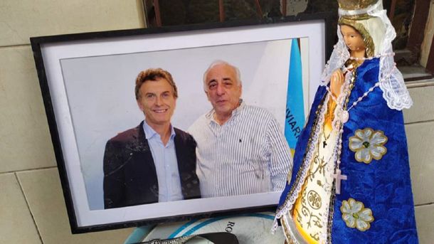 Una foto de Mauricio Macri con Roberto Fernández estaba en el despacho del titular de UTA