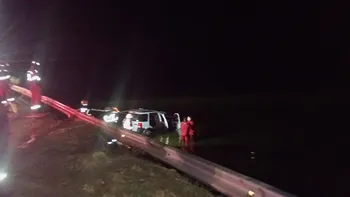 La camioneta hundida en la laguna, en pleno rescate. Foto: Infohuella La camioneta hundida en la laguna, en pleno rescate. Foto: Infohuella