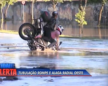 Quiso pasar por un lugar inundado y cayó en un pozo con la moto