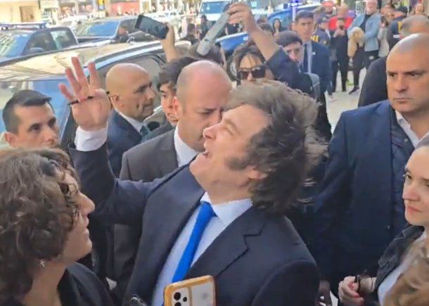 Milei se cruzó con un opositor en Mar del Plata.