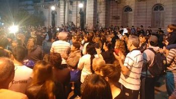 lujan: tension en marcha de vecinos por el crimen de un joven en un robo lujan: tension en marcha de vecinos por el crimen de un joven en un robo