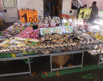 Tapados de marca y cafeteras Volturno: precios imposibles en La Salada de Roma