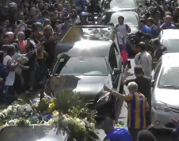 El último adiós a Russo: concluyó el velorio y el cortejo se dirige al cementerio