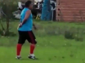Un policía perdió un partido de fútbol, sacó su arma y disparó al equipo contrario