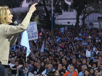 Silvina Elías de Pérez con el pañuelo celeste del Salvemos las dos vidas