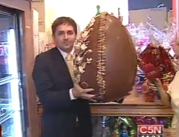 Blooper de pascuas: en un movil de C5N rompieron un huevo de 3500 pesos