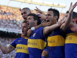 Gigliotti festeja el gol con el que Boca le ganó a River el 6/10/2013