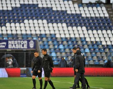 Facundo Tello revisaba el campo de juego del Zerrillo antes de suspenderlo
