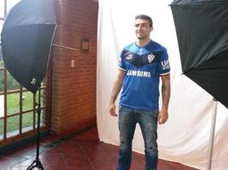 en plena negociacion con river, pratto se muestra feliz con la camiseta de velez en plena negociacion con river, pratto se muestra feliz con la camiseta de velez