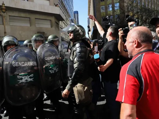 ¡Estamos trabajando!: la furiosa respuesta de un periodista ante la represión policial