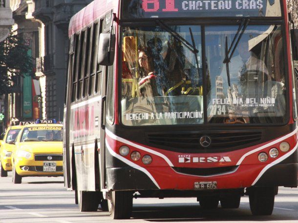 Un colectivero encontró 100 mil pesos y los devolvió 