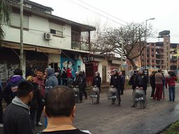 pueblada en ituzaingo por el presunto robo de chicos de un circo pueblada en ituzaingo por el presunto robo de chicos de un circo