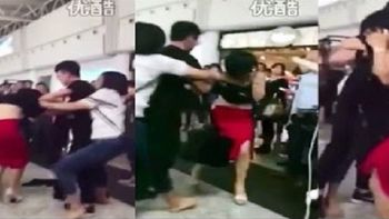 La mujer encuentra a su esposo con la amante y le pega en el aeropuerto La mujer encuentra a su esposo con la amante y le pega en el aeropuerto