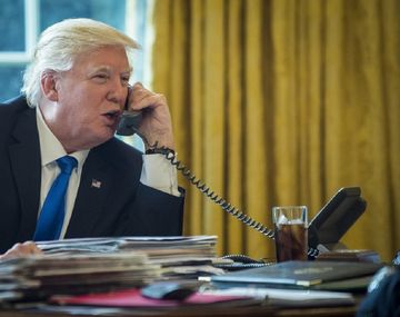 Donald Trump enojado hablando por teléfono