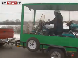Un motoquero fue enterrado con su Harley Davidson