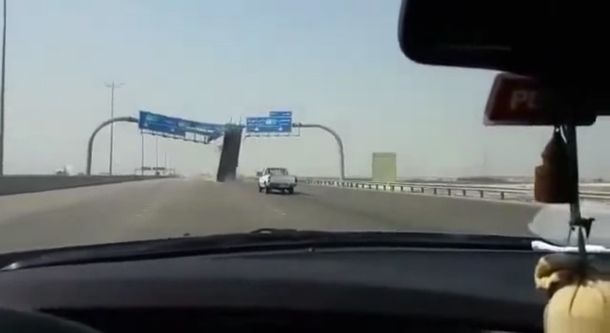 VIDEO: Un chofer distraído arrastró una enorme señal de tránsito