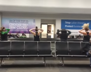 Unas yankees aburridas en un aeropuerto