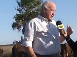 Blooper en Entre Ríos: un veterinario fue embestido por una vaca en medio de una entrevista