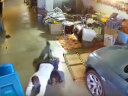 El dueño de casa le logra sacar el arma a delincuente después de una pelea