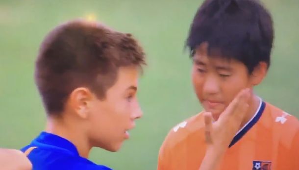 Para imitar: chicos del Barcelona y el conmovedor consuelo a sus rivales