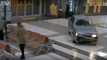 El hombre circuló con el auto por todo el Aeropuerto y no atropelló a nadie de casualidad El hombre circuló con el auto por todo el Aeropuerto y no atropelló a nadie de casualidad