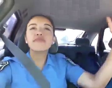 Polémica: se viralizó un video con dos policías bailando mientras manejan